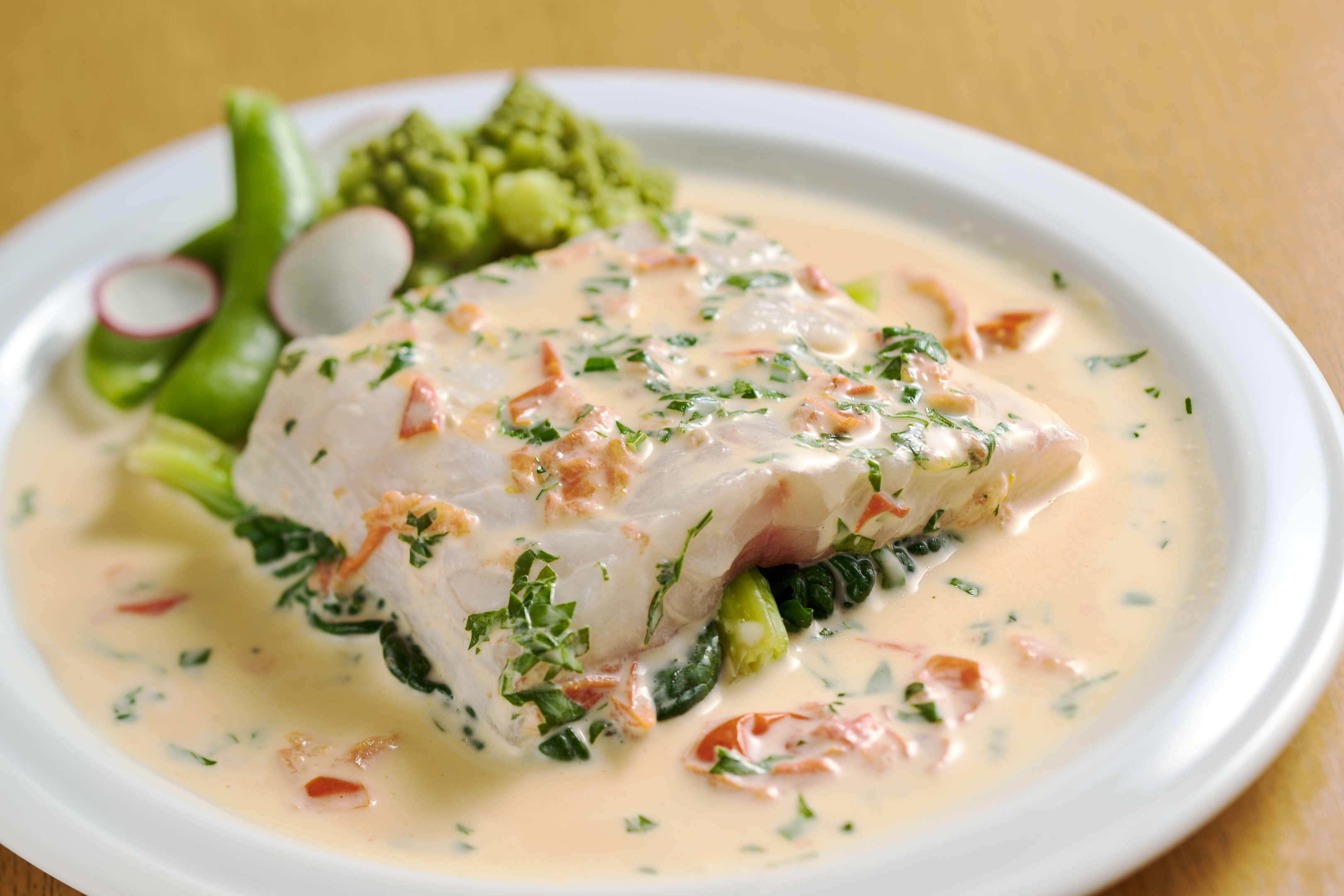 旬の素材を活かしたフレンチベースの魚料理